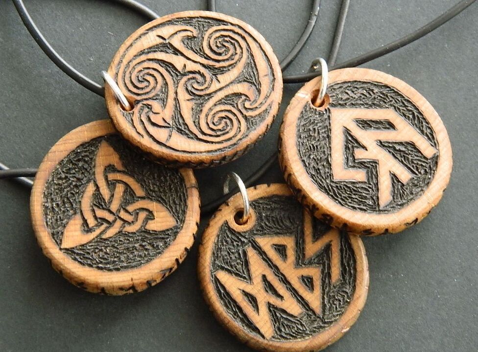 obeski z runami za srečo