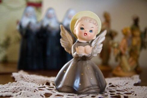 figurica angela kot amulet sreče