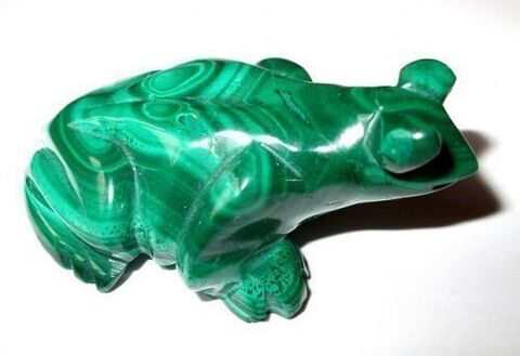 zelena malahitna žaba v obliki amuleta sreče