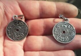 Študija dveh kraljevskih amuletov o vprašanju ponarejanja